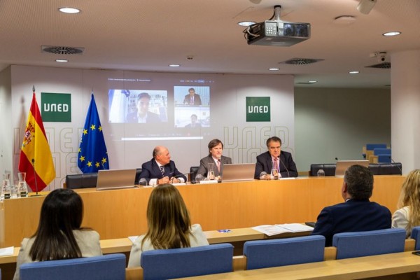 <a href=https://www.uned.es/universidad/inicio/noticias/mostrarnoticia?noticia=microcredenciales-y-desarrollo-profesional-la-apuesta-de-la-uned-y-alumni-espana>Microcredenciales y desarrollo profesional: la apuesta de la UNED y Alumni España</a>
